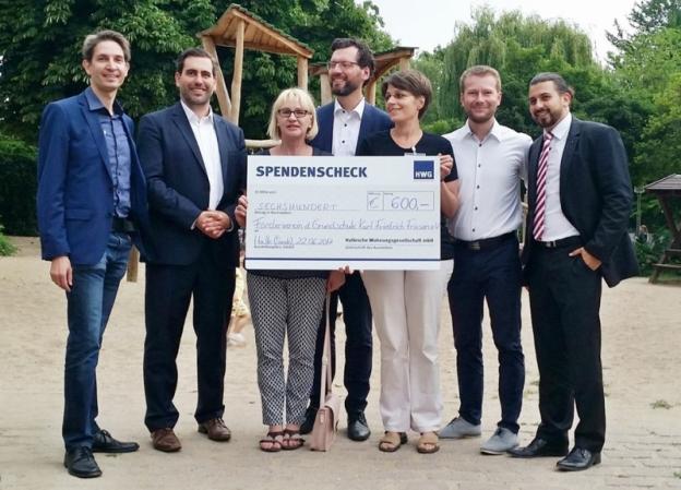 Hallesche Wohnungsgesellschaft vergibt Spende an Förderverein | Quelle: Cornelia Mohr